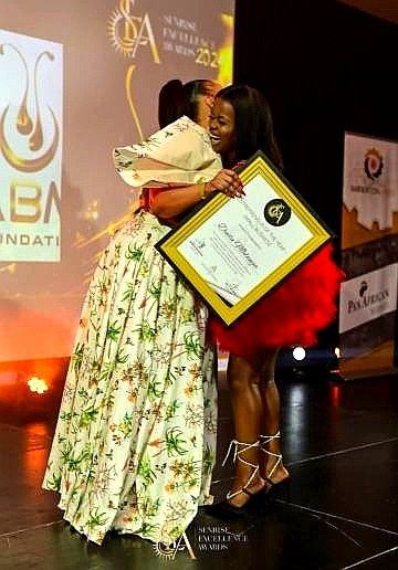 Dudu receiving an award